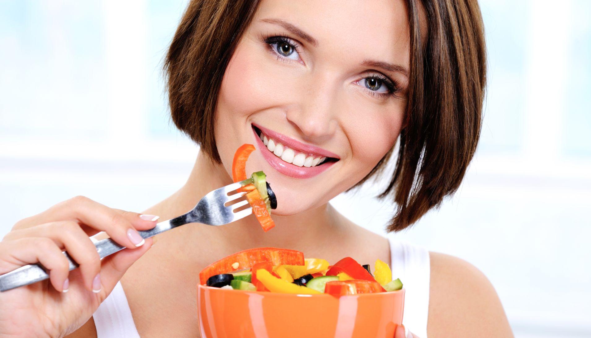 правильное питание и красота. что кушать женщине после 40. пожилая женщина с едой. здоровая женщина среднего возраста. питание женщины.