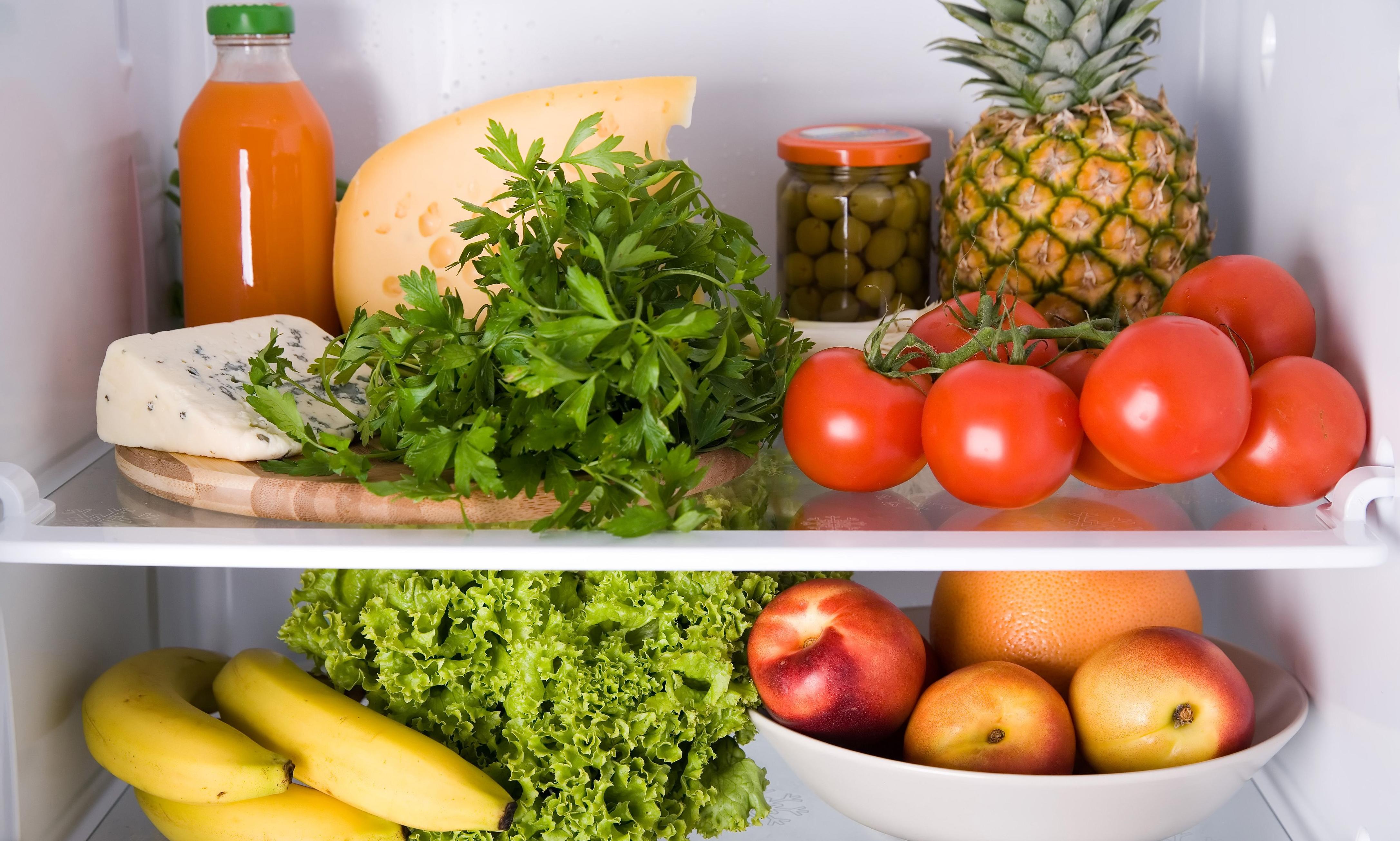 Почему нельзя хранить банки. Хранение продуктов. Холодильник с продуктами. Овощи и фрукты в холодильнике. Холодильник для овощей.